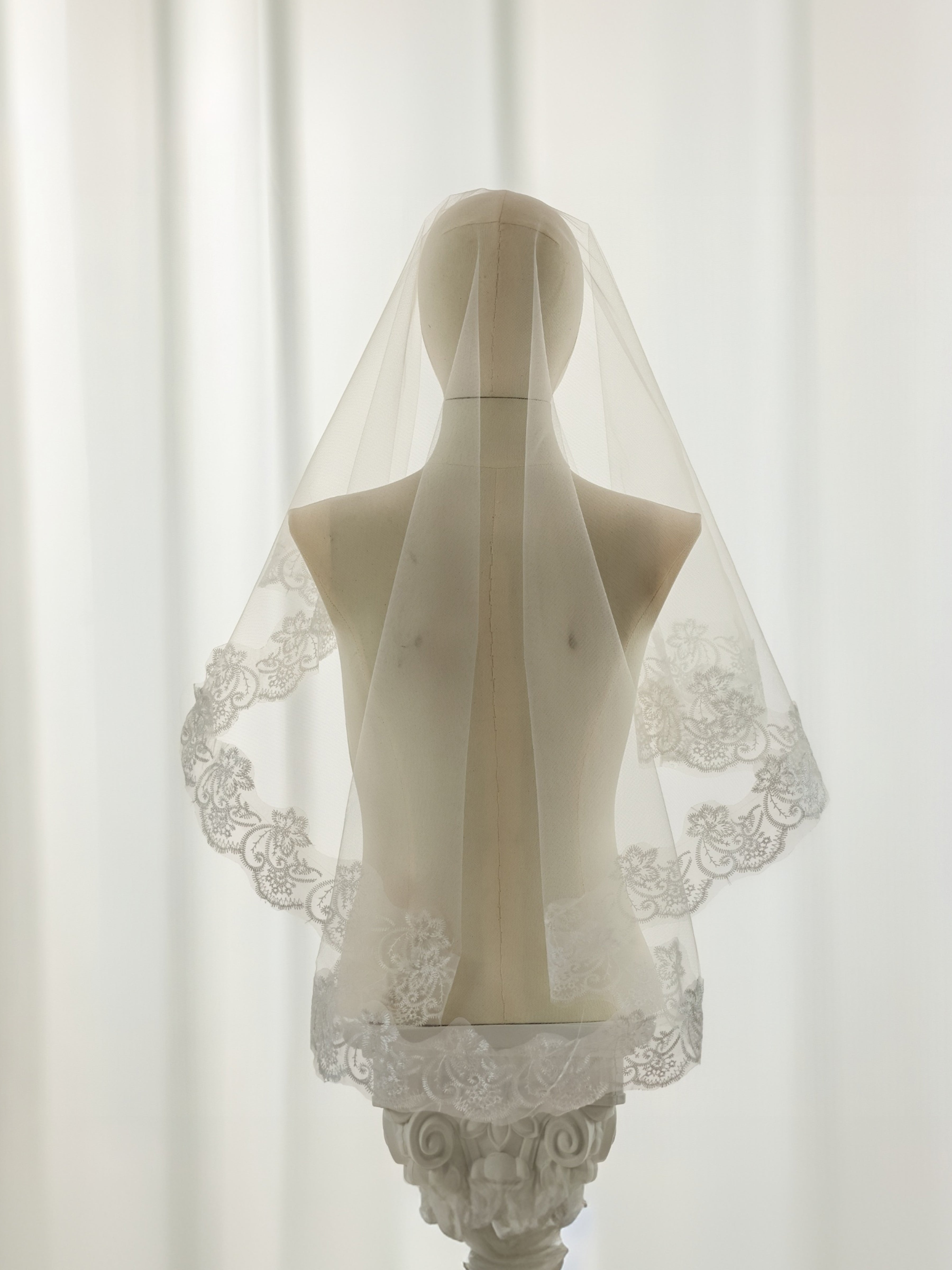 ROVDESY Single Tier Fingertip Floral Lace Bridal Veil