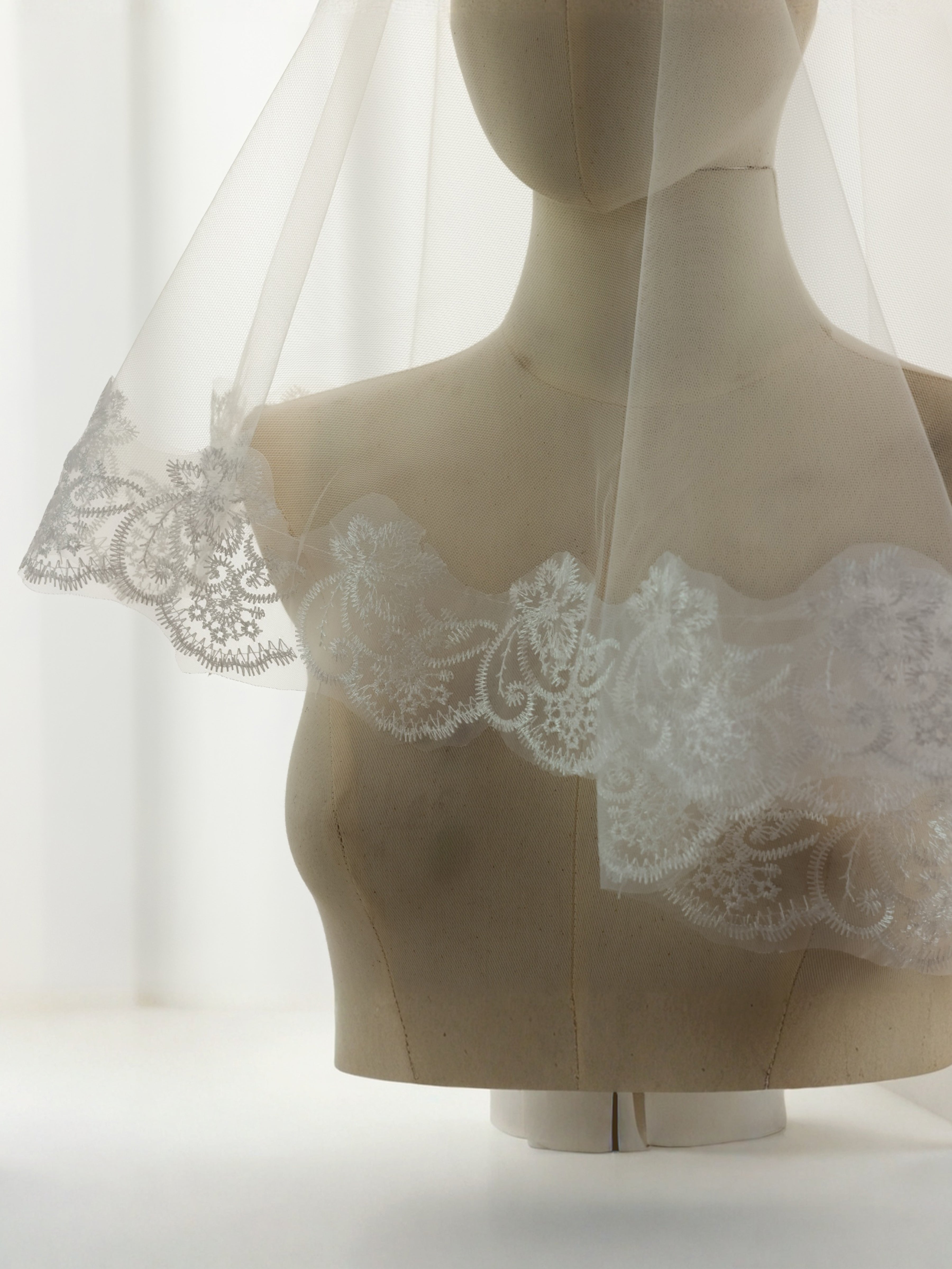 ROVDESY Single Tier Fingertip Floral Lace Bridal Veil
