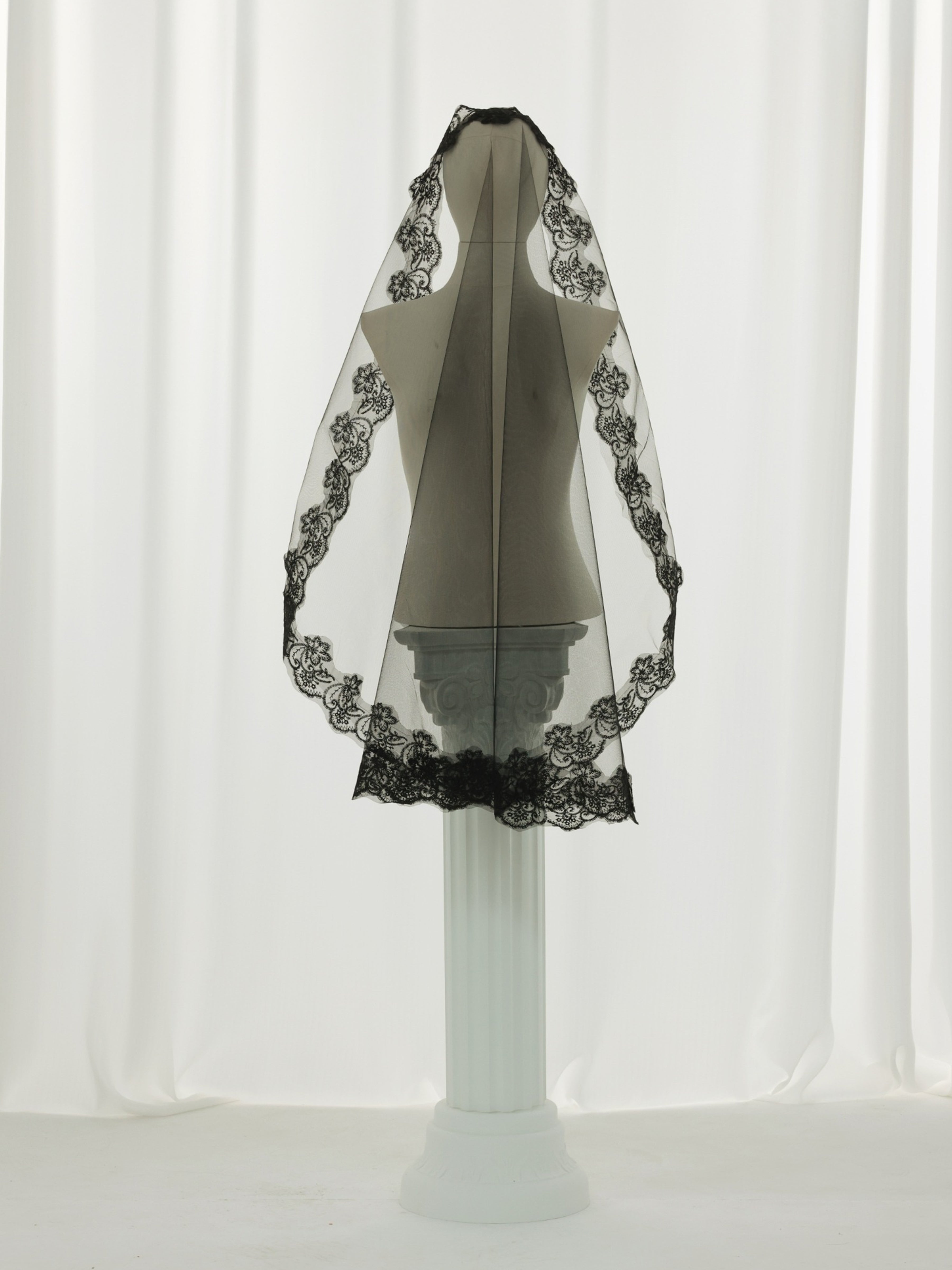 ROVDESY Single Tier Fingertip Length Black Floral Lace Bridal Veil