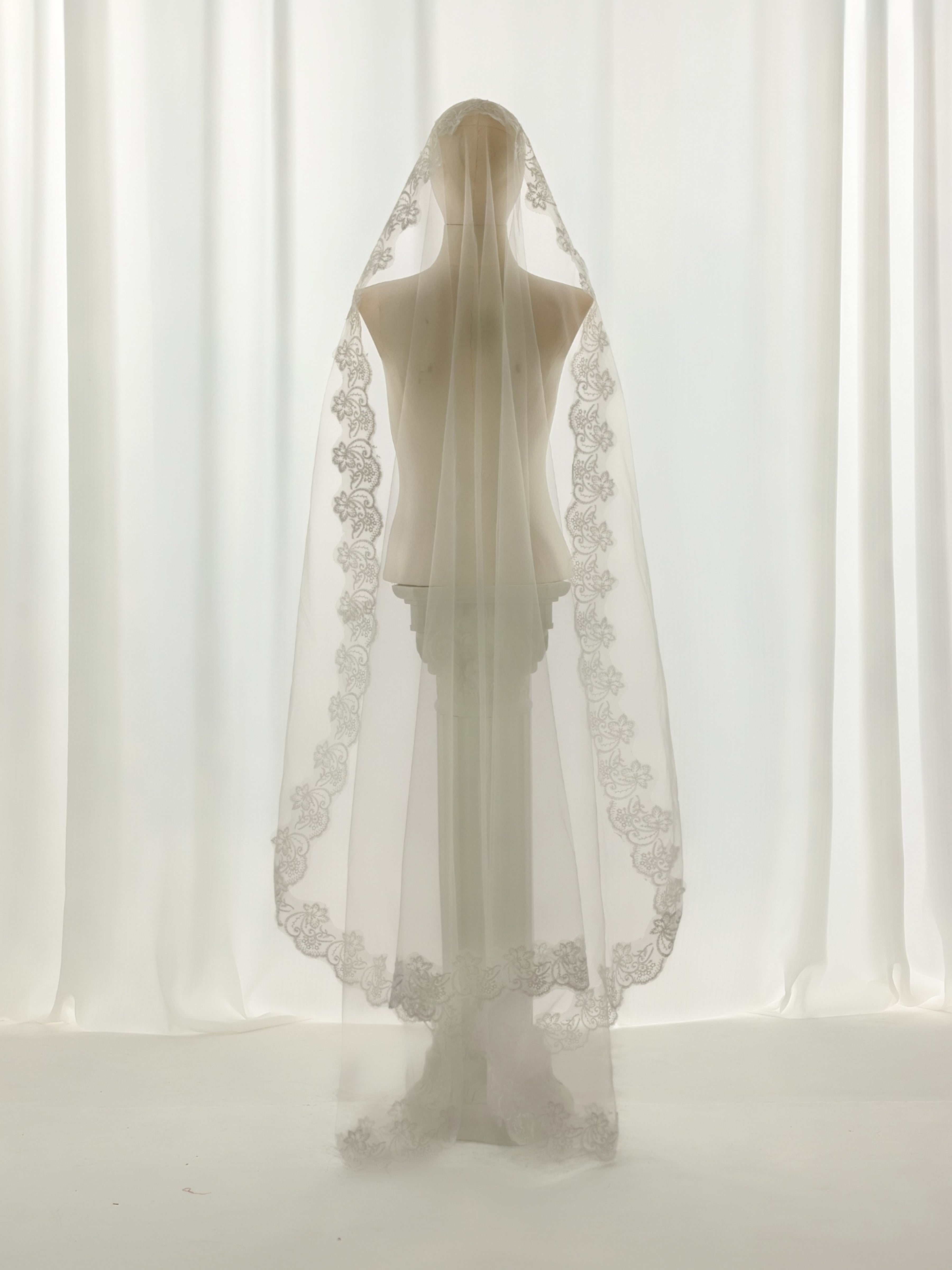 ROVDESY Single Tier Chapel Wedding Veil with Full Scalloped Floral Lace Edge