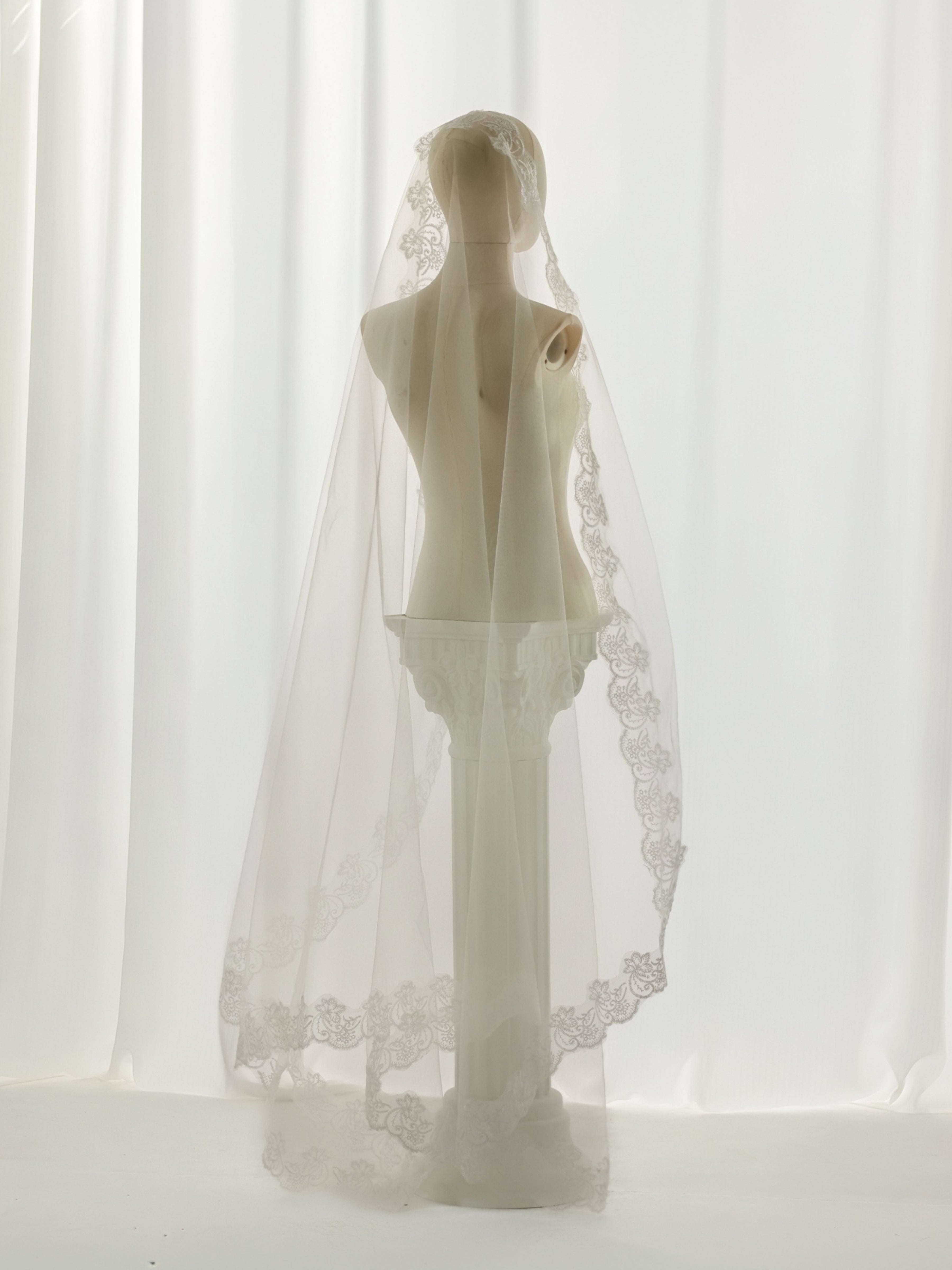 ROVDESY Single Tier Chapel Wedding Veil with Full Scalloped Floral Lace Edge